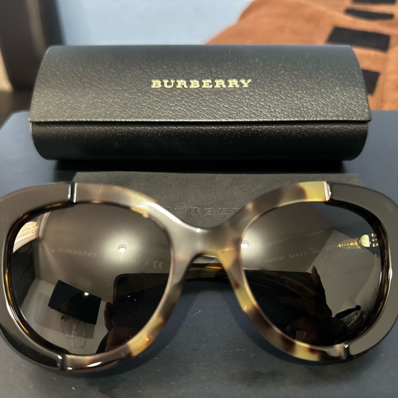 Burberry’s sunglasses - Picture 2 of 9